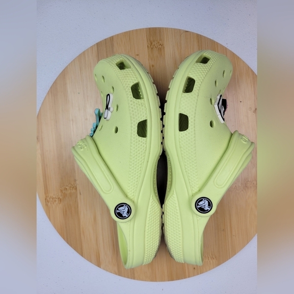 CROCS CLASSIC NEON GREEN WOMEN'S FLAT CLOG SIZE 6 - Picture 7 of 11